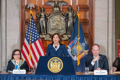 La gobernadora Hochul presentó un nuevo delito menor para quienes usen máscaras al cometer un crimen o escapar de la escena, dentro del presupuesto estatal para 2026