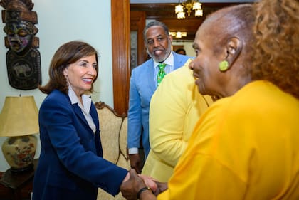La gobernadora Hochul se reunió con familias de Brooklyn para abordar el tema del robo de escrituras