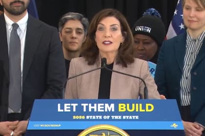 La gobernadora Hochul sentenció que "asegurar las fronteras" no justifica el abandono de los principios de humanidad básica