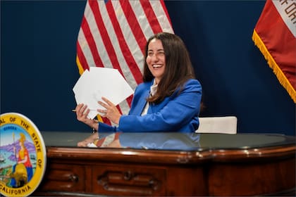 La gobernadora interina se convirtió en la primera mujer latina en firmar una ley en California, como parte de cuatro proyectos enfocados en reformar el gobierno local