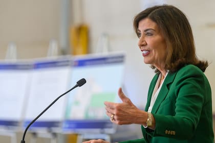 La gobernadora Kathy Hochul acompañó el anuncio de inversión, que modernizará las instalaciones, el equipamiento y la infraestructura de AG Aerospace en Nueva York