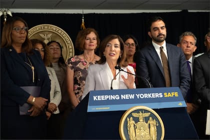 La gobernadora Kathy Hochul anunció formalmente el 18 de agosto la ratificación de este acuerdo plurianual, el cual incorpora una estructura de cinco incrementos salariales consecutivos