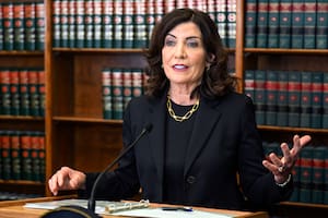 La gobernadora Hochul firma aumentos salariales para docentes y beneficios en salud
