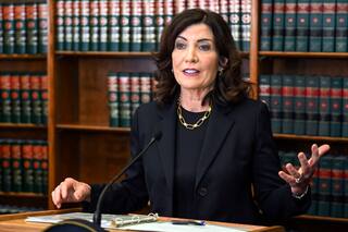La gobernadora Hochul firma aumentos salariales para docentes y beneficios en salud