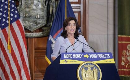 La gobernadora Kathy Hochul anunció que el estado de Nueva York dispondrá de US$350 millones para pagos complementarios a familias de ingresos bajos