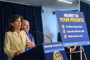 Hochul anuncia cheques de hasta US$1500 en Nueva York: ya comenzaron los envíos