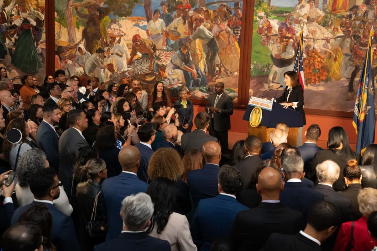 La gobernadora Kathy Hochul brindó un homenaje a los trabajadores de la comunidad latina en Nueva York