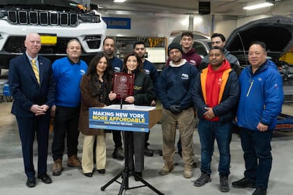 La gobernadora Kathy Hochul presentó un plan integral para reducir las primas de seguros de autos en Nueva York