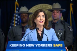 Hochul ordenó una inspección inmediata a los vendedores de armas en Nueva York: “Trump cede ante el lobby”