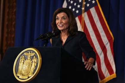 La gobernadora Kathy Hochul tendría el poder de destituir al alcalde Eric Adams