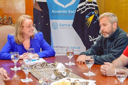 La gobernadora Kirchner recibió ayer la visita del ministro Frigerio, con quien repasó la marcha de las obras públicas