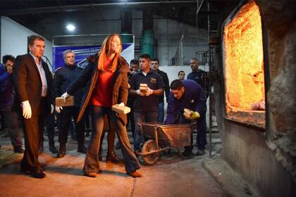 La gobernadora María Eugenia Vidal arrojó paquetes de drogas en el fuego