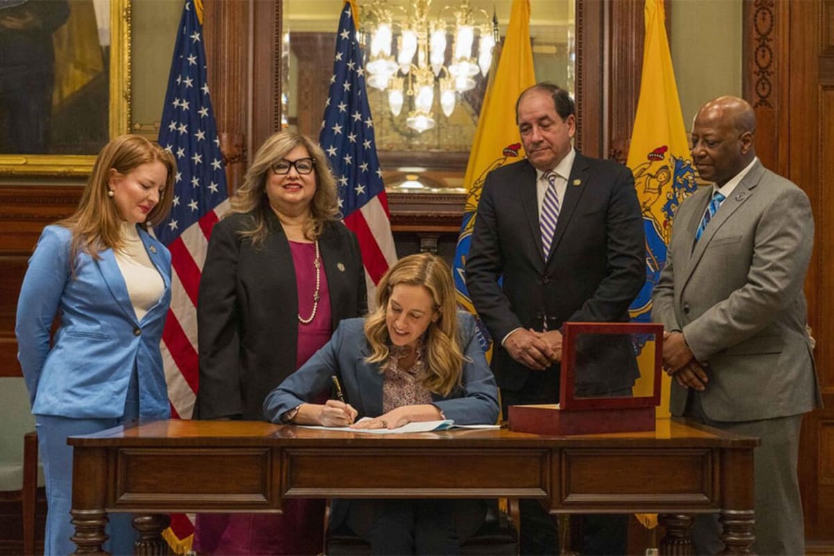 La gobernadora Mikie Sherrill firmó la ley que elimina las restricciones históricas sobre las enfermeras de práctica avanzada (APN), permitiéndoles ejercer de forma independiente en el estado