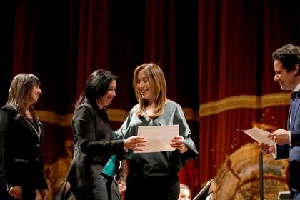 La gobernadora participó en una entrega de diplomas a directores de escuelas en el Teatro Colón; prometió "no rendirse"