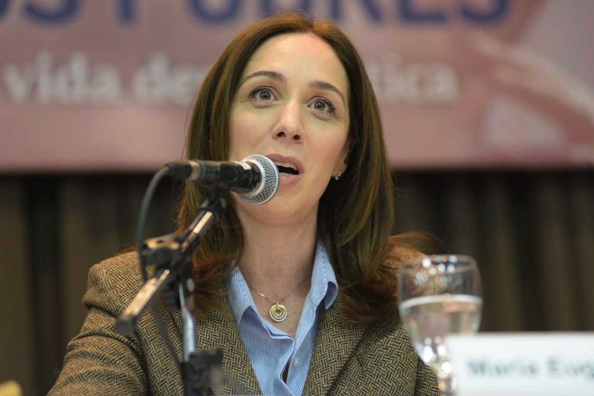 La gobernadora reconoce que habrá demoras o cancelación de proyectos; promete negociar metas fiscales que no impidan a Buenos Aires "seguir siendo viable"