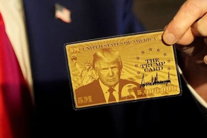 La Gold Card, anunciada por Donald Trump en febrero de 2025 como una alternativa al programa EB-5, presenta un interés real bajo y su esquema tiene limitaciones legales y económicas, según analistas