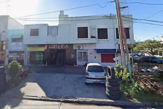 Un comerciante escondió $20 millones y US$20.000 en una gomería y un grupo de delincuentes le robó todo