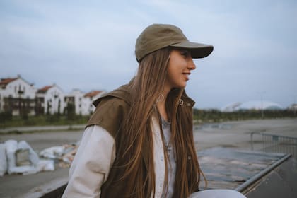 La gorra actúa como un vehículo para exhibir intereses o afiliaciones, control y el empoderamiento