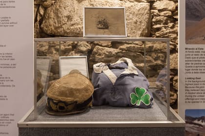 La gorra del comandante Julio César Ferradás (que murió en el impacto) y usó Gustavo Zerbino para proteger su vista del sol. Además, la camiseta del Old Christians Club del entonces jugador de rugby.