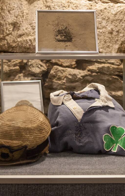 La gorra del comandante Julio César Ferradás (que murió en el impacto) y usó Gustavo Zerbino para proteger su vista del sol. Además, la camiseta del Old Christians Club del entonces jugador de rugby.