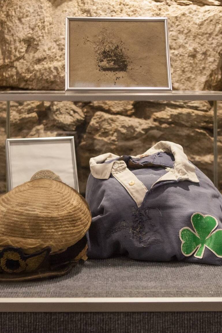 La gorra del comandante Julio César Ferradás (que murió en el impacto) y usó Gustavo Zerbino para proteger su vista del sol. Además, la camiseta del Old Christians Club del entonces jugador de rugby.