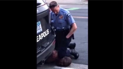 La grabación de un video muestra al polcía apretando el cuello de George Floyd.