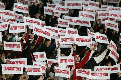 La grada se llenó de carteles con la leyenda "capitán eterno".