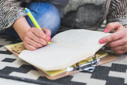 La grafología estudia los rasgos de personalidad evidenciados en la escritura (Foto: Freepik)