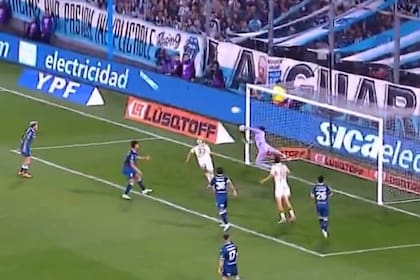 La gran atajada de Cambeses ante el cabezazo de Cervera que evitó el empate de Aldosivi ante Racing