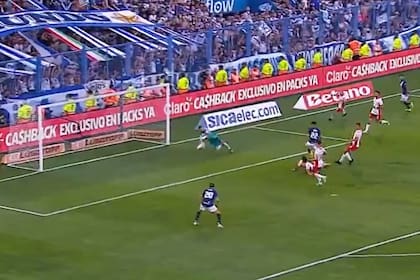 La gran atajada de Galíndez para evitar el gol de Aquino para Vélez; gran reacción del arquero de Huracán