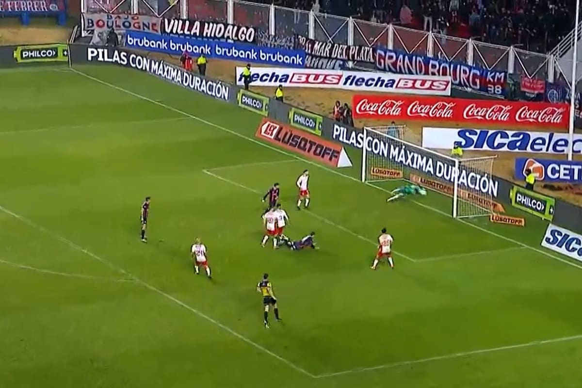 La gran atajada del clásico: Hernán Galíndez le desvió un gran cabezazo a Perruzzi que le hubiera dado el triunfo a San Lorenzo ante Huracán