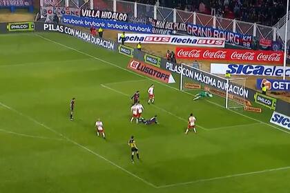 La gran atajada del clásico: Hernán Galíndez le desvió un gran cabezazo a Perruzzi que le hubiera dado el triunfo a San Lorenzo ante Huracán