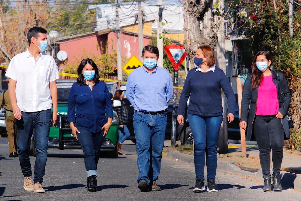 La gran batalla de esta jornada fue la Región Metropolitana de Santiago, el distrito más importante del país; el demócrata cristiano Claudio Orrego -en el centro de la foto- se convirtió en el primer gobernador electo