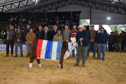 La Gran Campeón Ternera quedó para el box 1, de cabaña Monte Grande, de Zanutigh, ubicada en el centro-norte de la provincia de Santa Fe