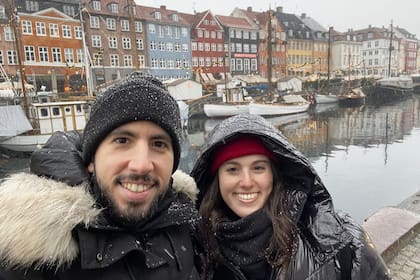 "La gran contra que tiene el país es el clima, y lo largo que se hace el invierno. Las bajas temperaturas van prácticamente desde octubre hasta abril, con la mayoría de días nublados". (En la foto, junto a su prima)