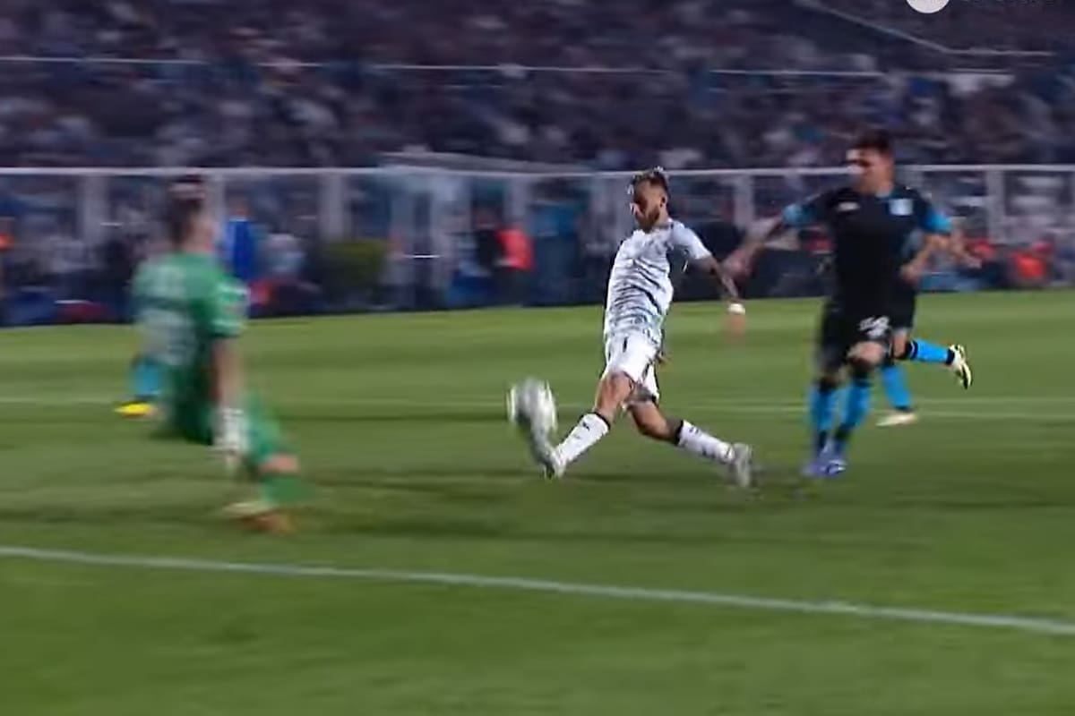 La gran definición de Tesuri picando la pelota ante la salida del arquero Arias; fue el 1-0 de Atlético Tucumán ante Racing