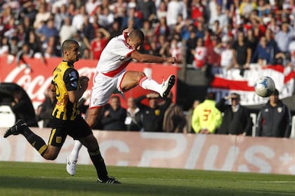 David Trezeguet ya desenfundó su pie derecho: la pelota se incrustará junto al segundo palo del arco de Almirante Brown y será la primera conquista de River en el regreso a la elite; fue el 23 de junio de 2012.