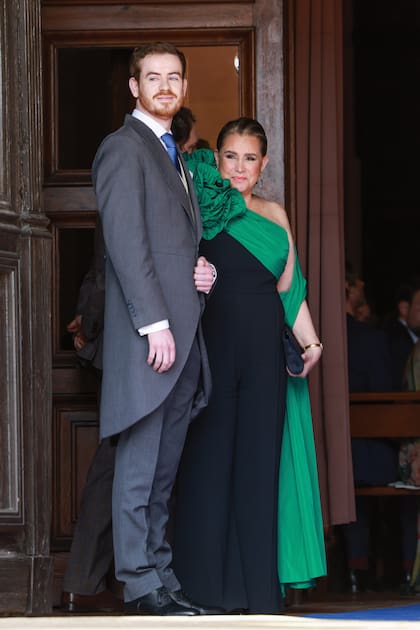 La Gran Duquesa María Teresa llevó un mono en crêpe, diseño de Elie Saab, con detalle de flor de tafeta verde en el hombro.