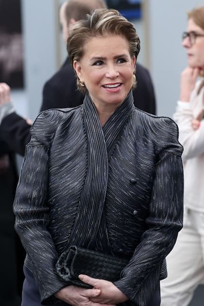 La gran duquesa María Teresa lució una chaqueta de Giorgio Armani durante la Semana del Arte de Luxemburgo.