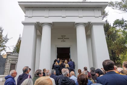 La gran familia artística acompañó a las hijas, los
nietos y la última mujer de Brandoni en Chacarita