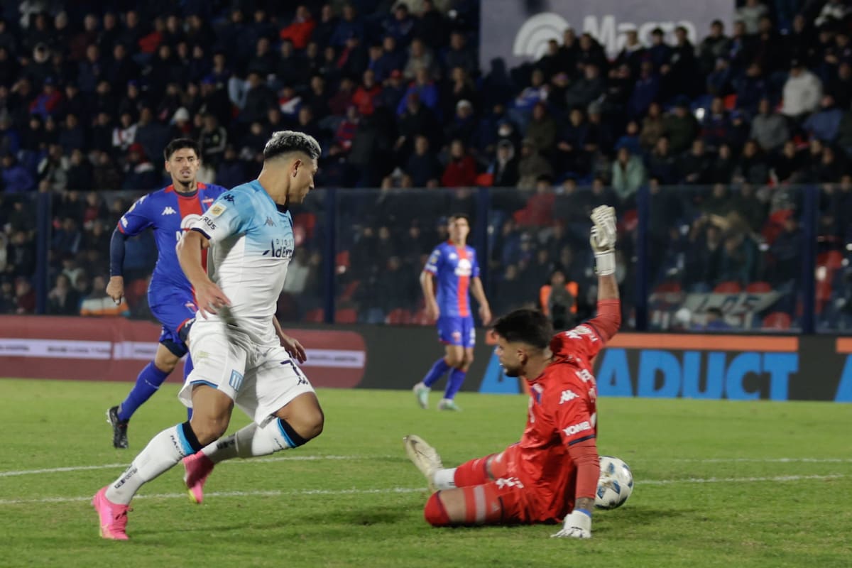 La gran jugada de Maximiliano Salas, a lo Pelé, tocando la pelota por un lado del arquero y yendo a definir por el otro: golazo de Racing para el parcial 3-0 en Victoria ante Tigre