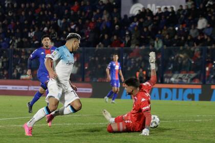 La gran jugada de Maximiliano Salas, a lo Pelé, tocando la pelota por un lado del arquero y yendo a definir por el otro: golazo de Racing para el parcial 3-0 en Victoria ante Tigre