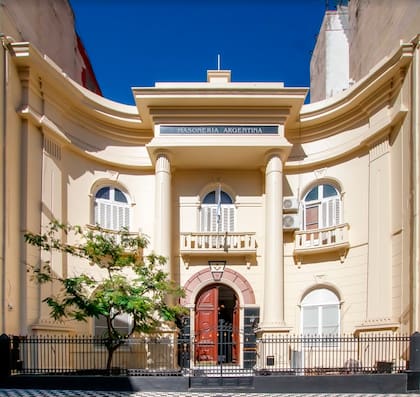 La Gran Logia de la Argentina de Libres y Aceptados Masones se ubica en la calle Perón al 1242. Históricamente muy pocos argentinos pudieron conocer su interior, pero, en el último tiempo, su dirección se ha adherido a eventos como "La Noche de los Museos". Hoy en día las puertas de la masonería están más abiertas que nunca.