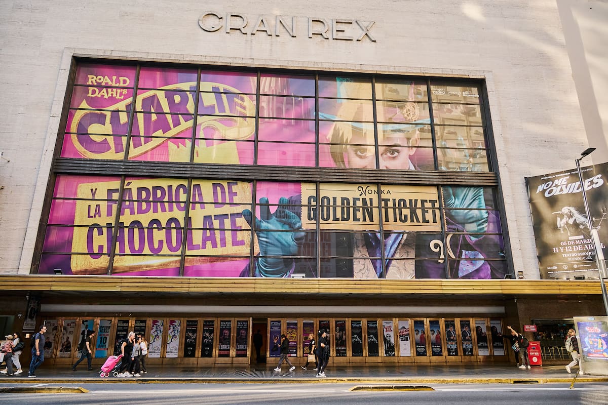 La gran marquesina de Charlie y la fábrica de chocolate en el Gran Rex que, según promocionan, es la más grande de América del Sur