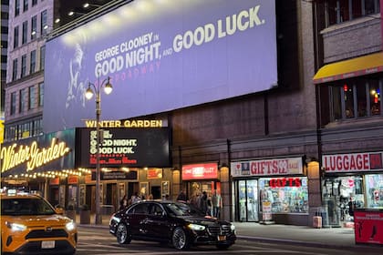 La gran marquesina del Winter Garden Theatre, en Nueva York, anuncia la obra que es suceso en Broadway