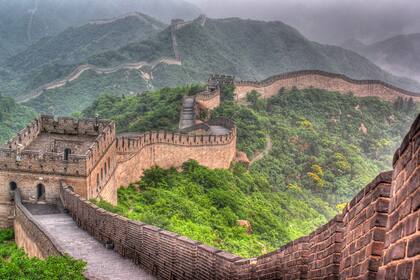 La Gran Muralla China tiene una extensión superior a los 7000 kilómetros; contando sus ramificaciones y murallas secundarias supera los 20.000 kilómetros
