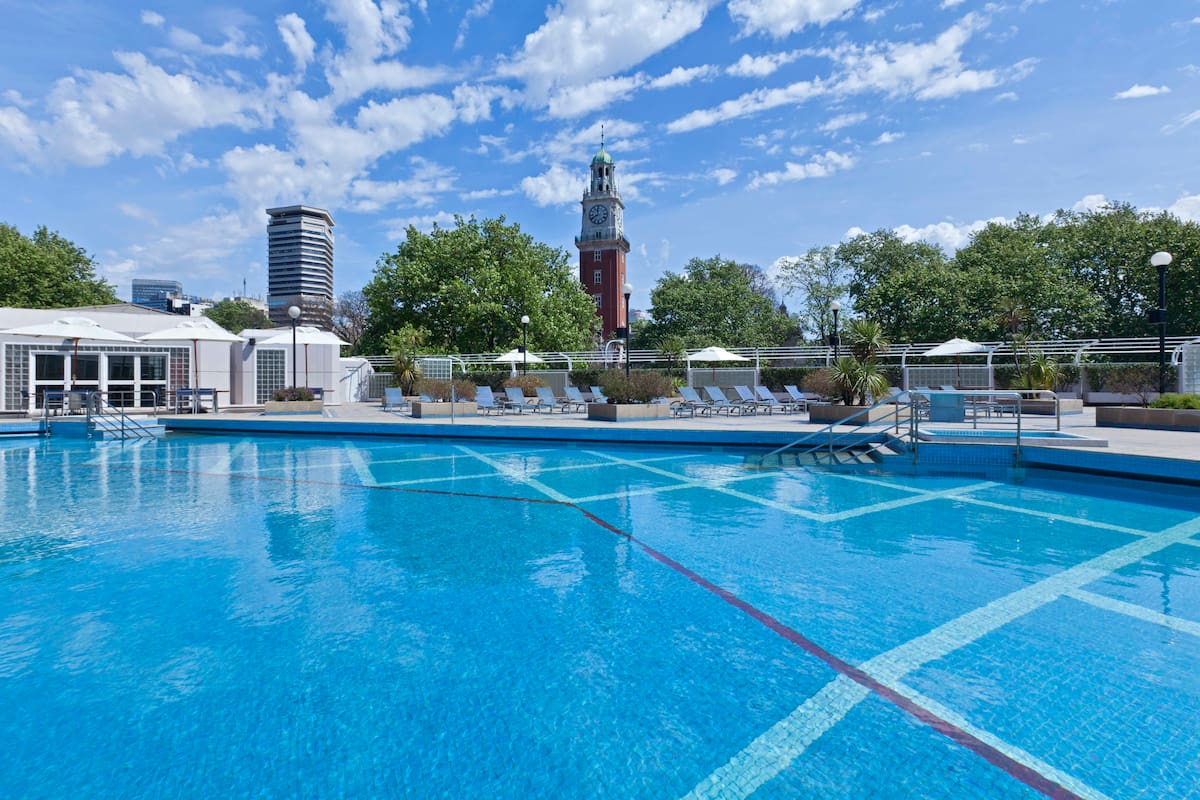 La gran piscina del Sheraton Buenos Aires, una de las propuestas para los que eligen quedarse en la ciudad