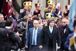 La gran pregunta en Argentina: ¿Por qué Milei no suelta la mano a su funcionario más cuestionado?