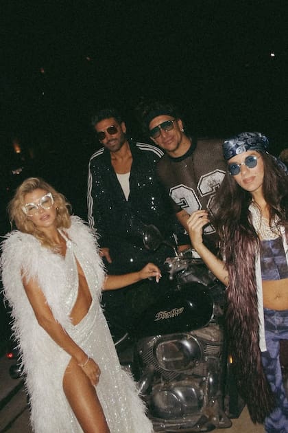 La gran protagonista de la noche, su pareja, Nico Vázquez y Gime Accardi, con banada y anteojos de sol, posan con una Honda Shadow Spirit.