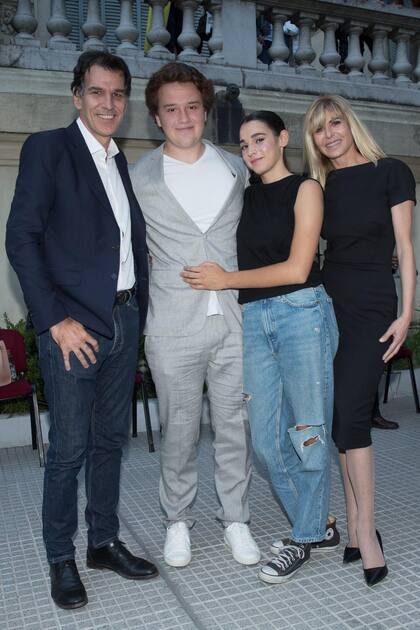 La gran protagonista del día con su papá, su novio Lucas y Karina.